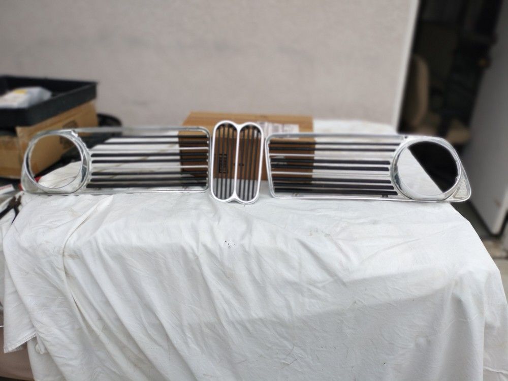 Bmw 2002 Frt Grill NOS 3 Pieces