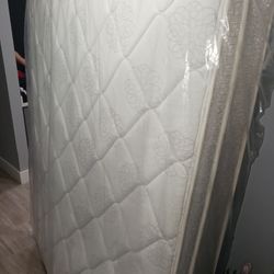 QUEEN MATTRESS (((? BEST OFFER)