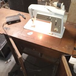 Singer Sewing Machine 