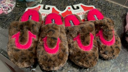 True Religion Women's Fuzzy Slippers – 2 Pairs