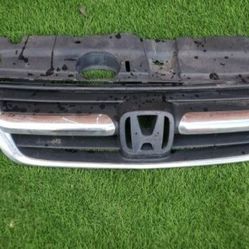2003 - 2006 HONDA CRV CR-V GRILLE GRILL
GENUINE USED OEM. NC1