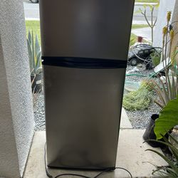 9.8 cu. ft. Top Freezer Refrigerator in Stainless Steel
