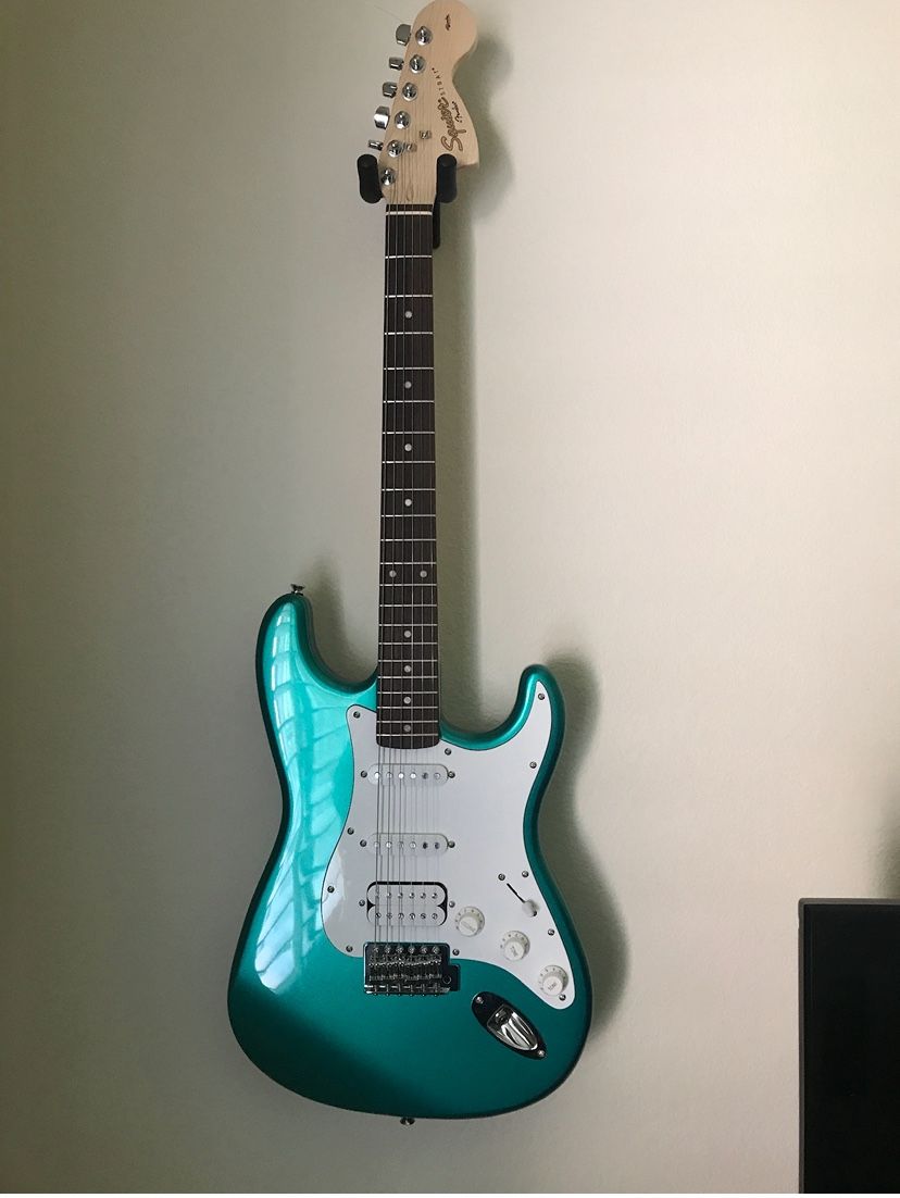 🎸 Squier by Fender Affinity Stratocaster HSS – Race Green + Amp Bundle – $250