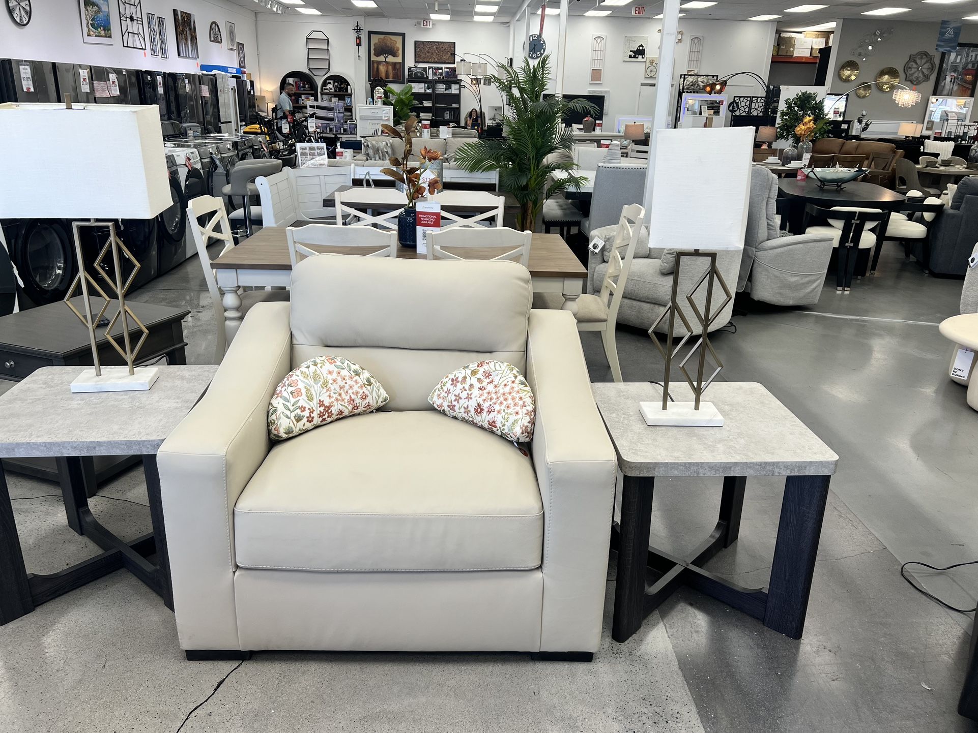 OVERSIZED ACCENT CHAIR LEATHERETTE  