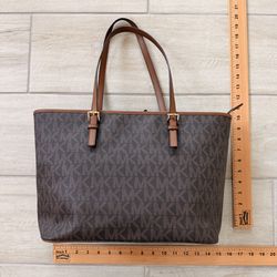 MICHAEL Michael Kors Jet Set Travel Tote Bag Purse In Signature Logo Print MSRP $259.50 West Las Vegas See My Listings Summerlin