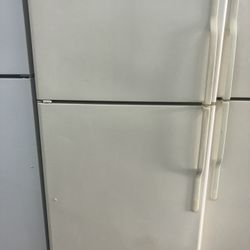 22 Cubic Foot Refrigerator With Ice Maker 