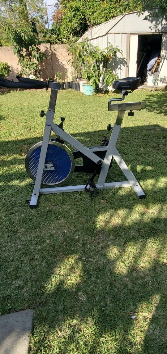 GOLD GYM HEAVY DUTY STATIONARY BICYCLE 