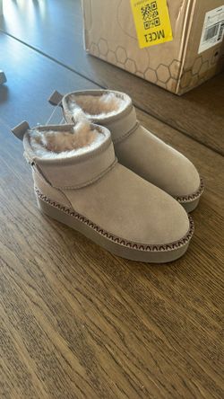Bear paw Boots Girl Size 2