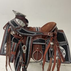 Nueva Montura Charra Bordada Con Herrage Y Fuste Plateado Completo 