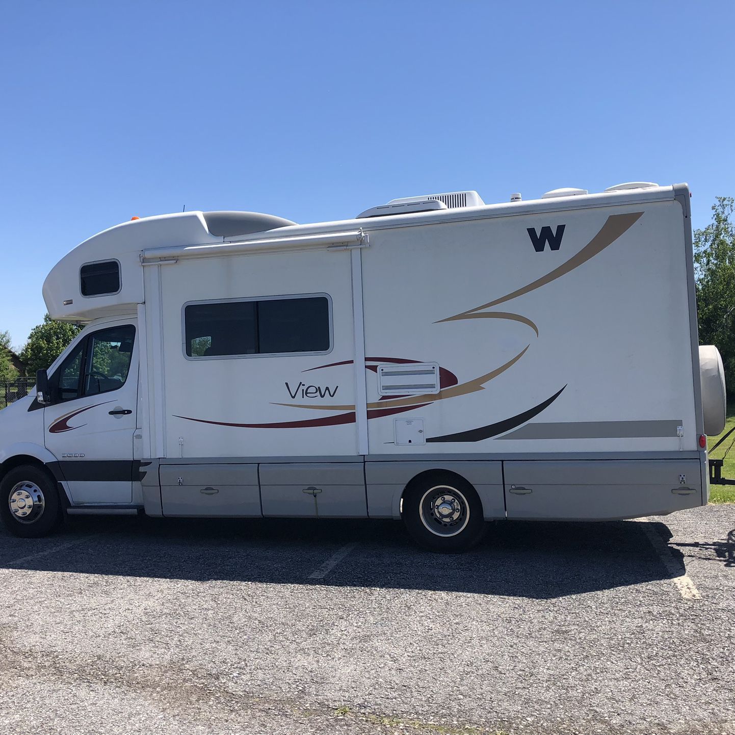 Winnebago view 2007 24 feet one slide out model J