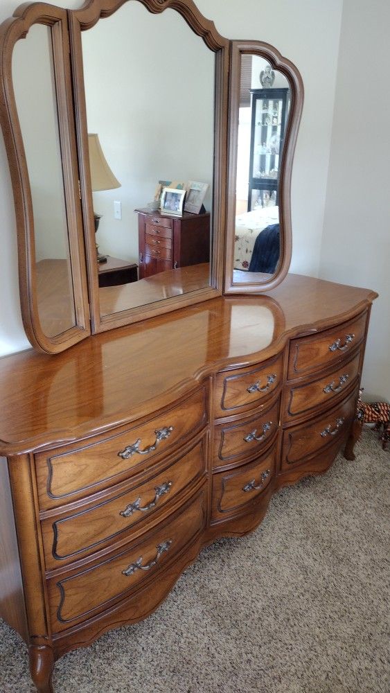 Broyhill 4 piece bedroom set make Offer