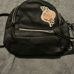 Backpack Rose T-shirt And Jeans 