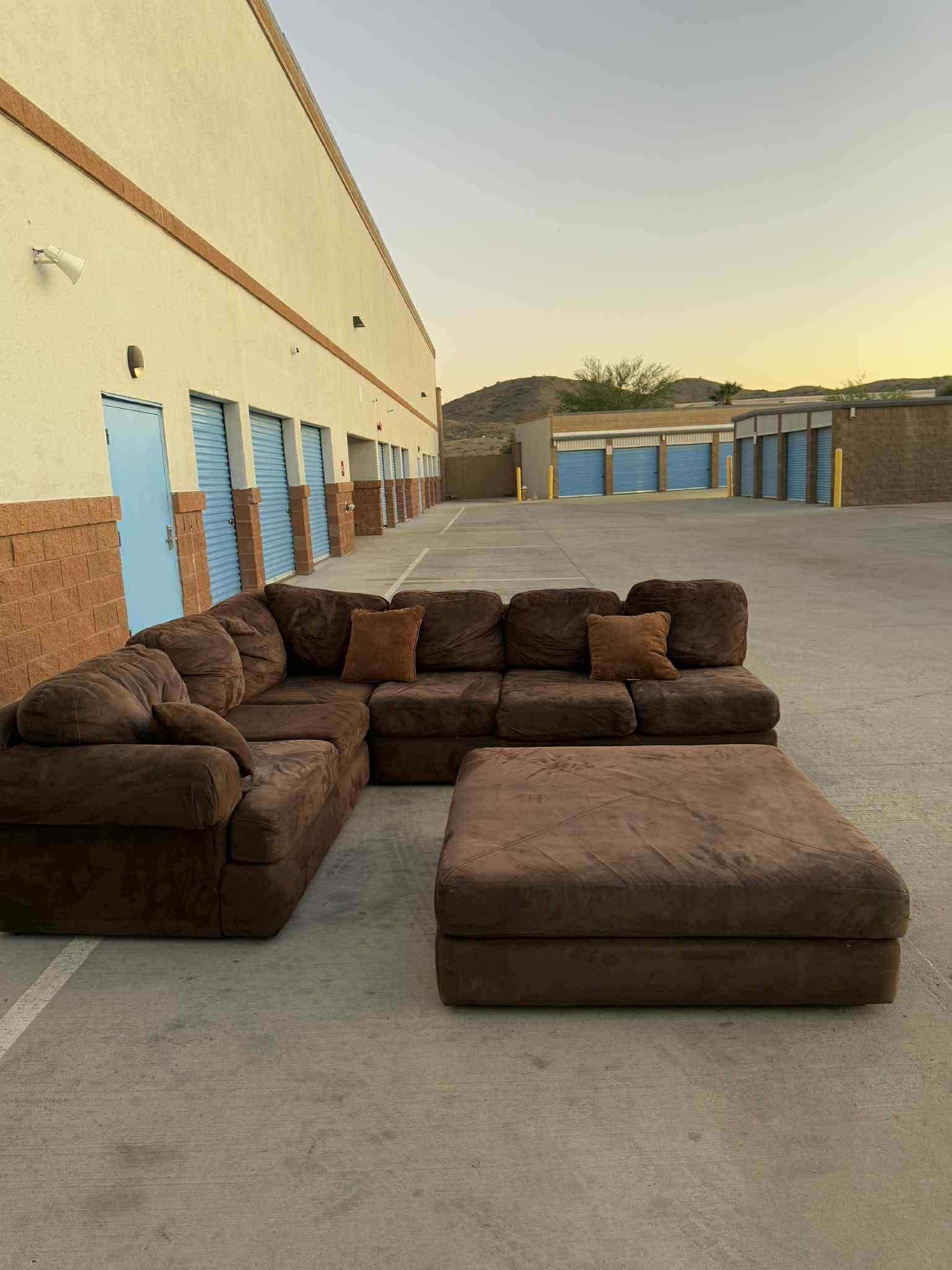 Couch L