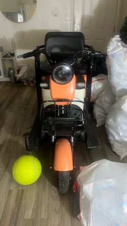 Three wheel electric scooter