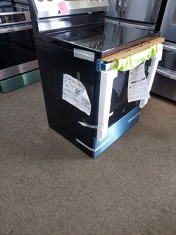 GE 30" Free-Standing Electric Range
