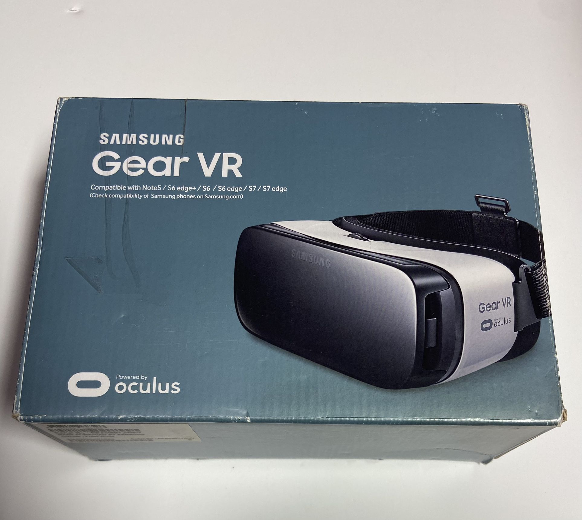 Samsung Gear VR SM-R322 Bluetooth Smartphone VR Headset/// Box Is A Little Damaged ///