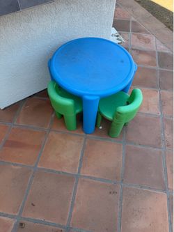 Children’s outdoor play table and chairs