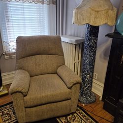 Like New Comfy Electric Chair In Neutral Color