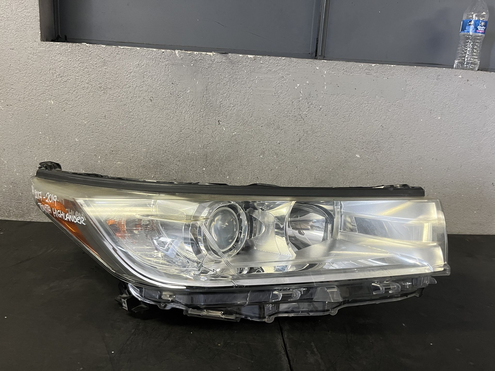 2017-2018-2019 TOYOTA HIGHLANDER RIGHT HEADLIGHT HALOGEN OEM USED