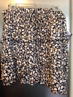 Woman's tiered skirt - size large (new)