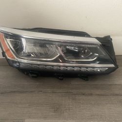 Headlight Volkswagen Passat LED  Right Passenger Side   OEM. 2016-2017-2018-2019 Perfect Condition No Broken  OEM