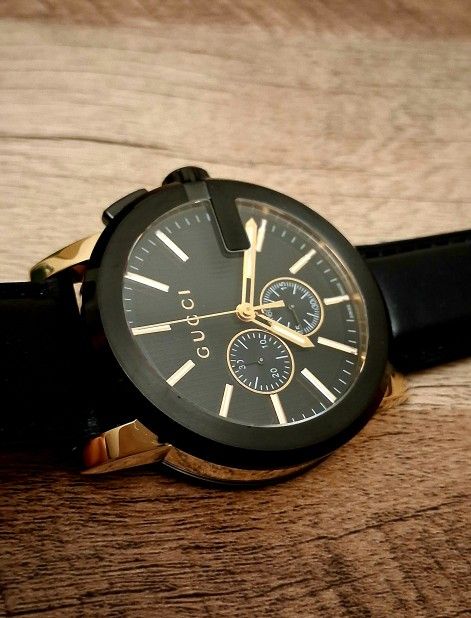Gucci G Two-Tone Black Leather Quartz Men's Watch