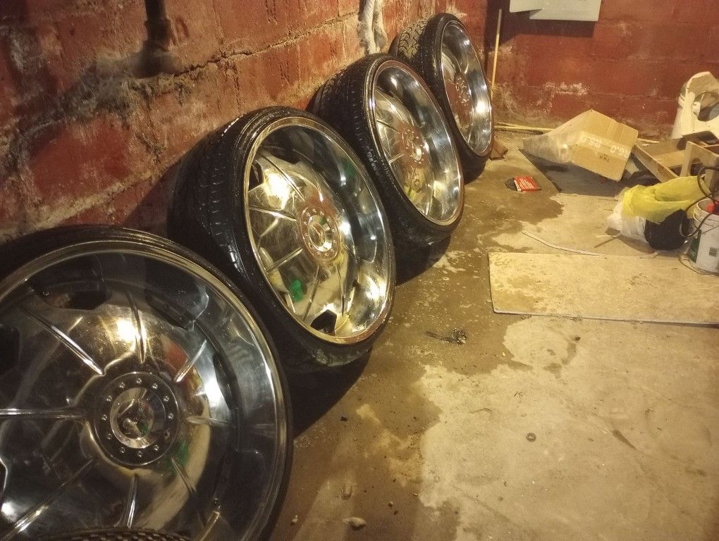 26inch Chrome Rims Big bolts 5x5 .... 7 In Lip Rubber bands tires