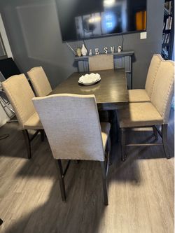 Comedor de madera tiene dos acoples para averse mas grande
