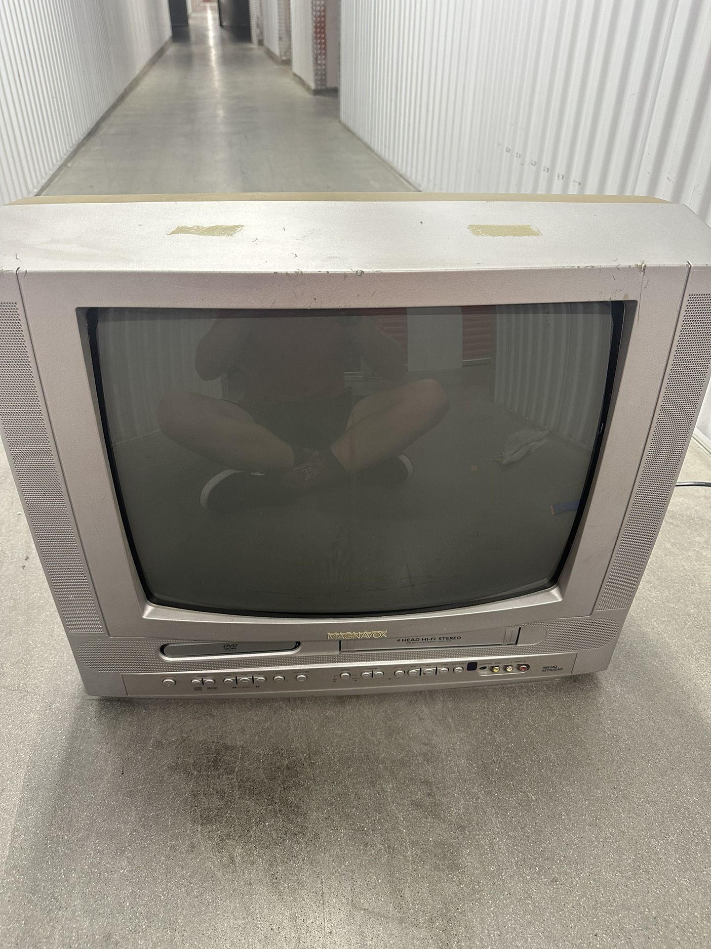 Magnavox 19MDTR20/17 19" CRT TV/DVD/VCR Combo Television Great for retro Video Gaming