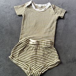 Stylish 2-Piece Unisex Striped Baby Outfit – Comfy & Cute!** 