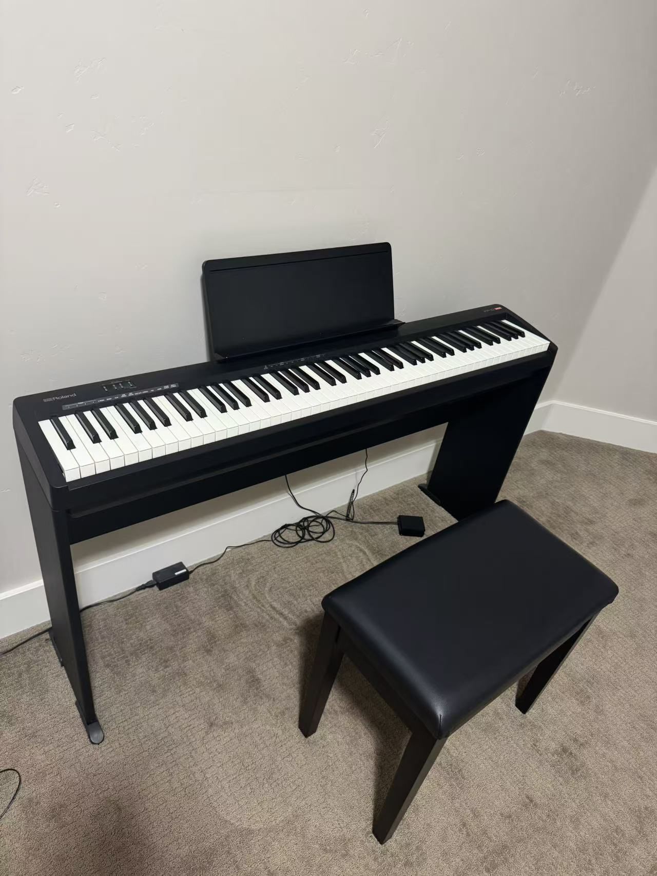 Roland RP 10 Digital Piano Bundle