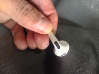Apple AirPods4 - Left Earbud ONLY