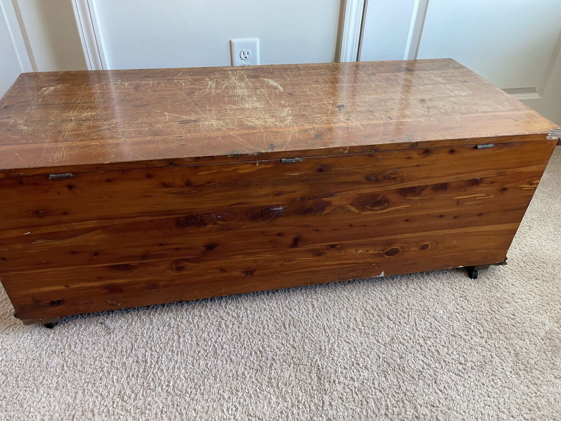 VINTAGE GEM Lane Cedar Chest