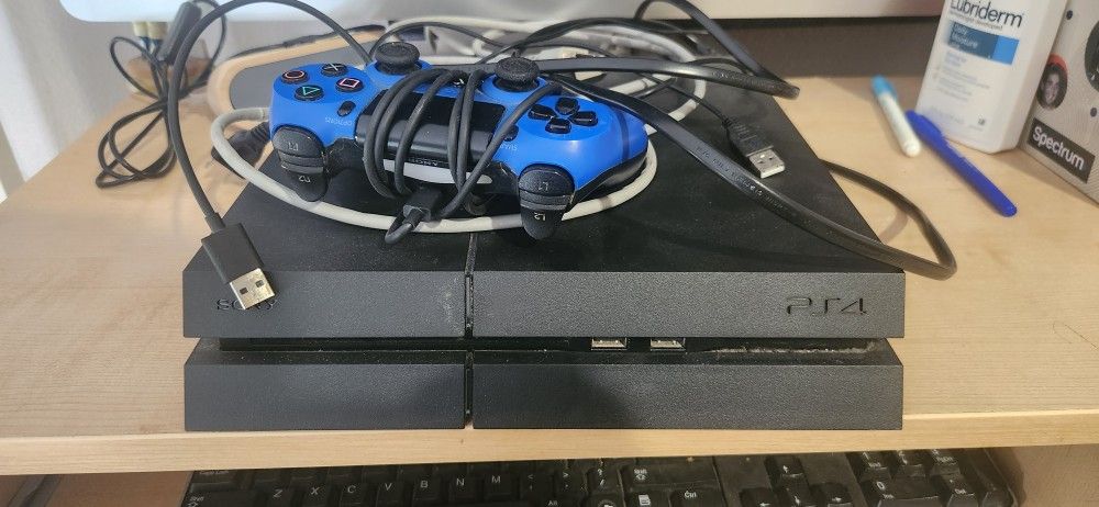Ps4 W/ Controller