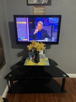 32in SAMSUNG TV W/ STAND