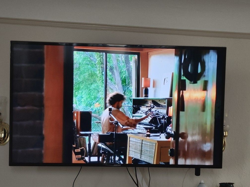 55-in Samsung TV With Wall Mount