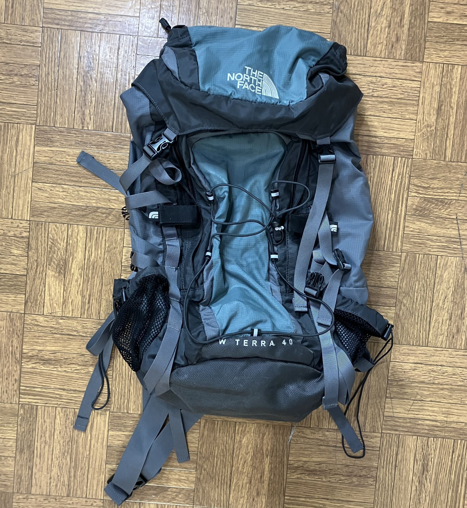 The North Face W Terra 40 Hiking Camping Backpack Gray Sage Green