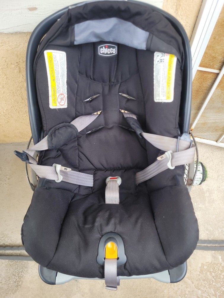 CHICCO CAR SEAT WITH 2 BASES