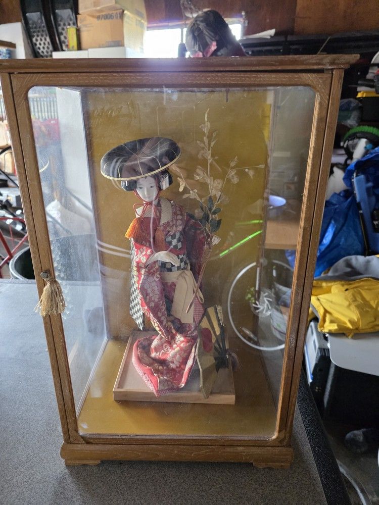 Rare Vintage Japanese Geisha Doll w/display Glass