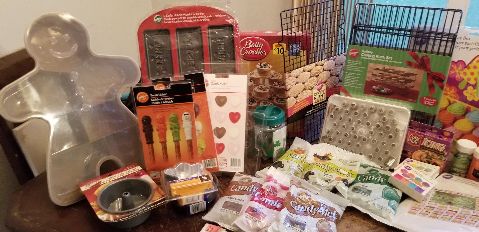 Bakers lot! 30 to go cupcake and treat box containers, pans, sprinkles cooling racks and more. Pick up in boling! Over 150 dollars of new items
