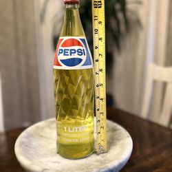 VINTAGE 1970s PEPSI COLA 1 LITER (33.8FL.OZ) SWIRL GLASS RETUR BOTTLE-SEALED