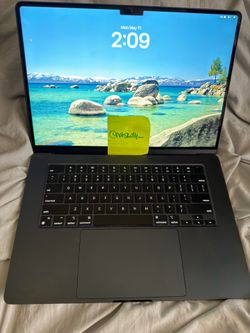 MacBook Air M2 15-inch (2023) — 8GB / 256GB — Excellent Condition