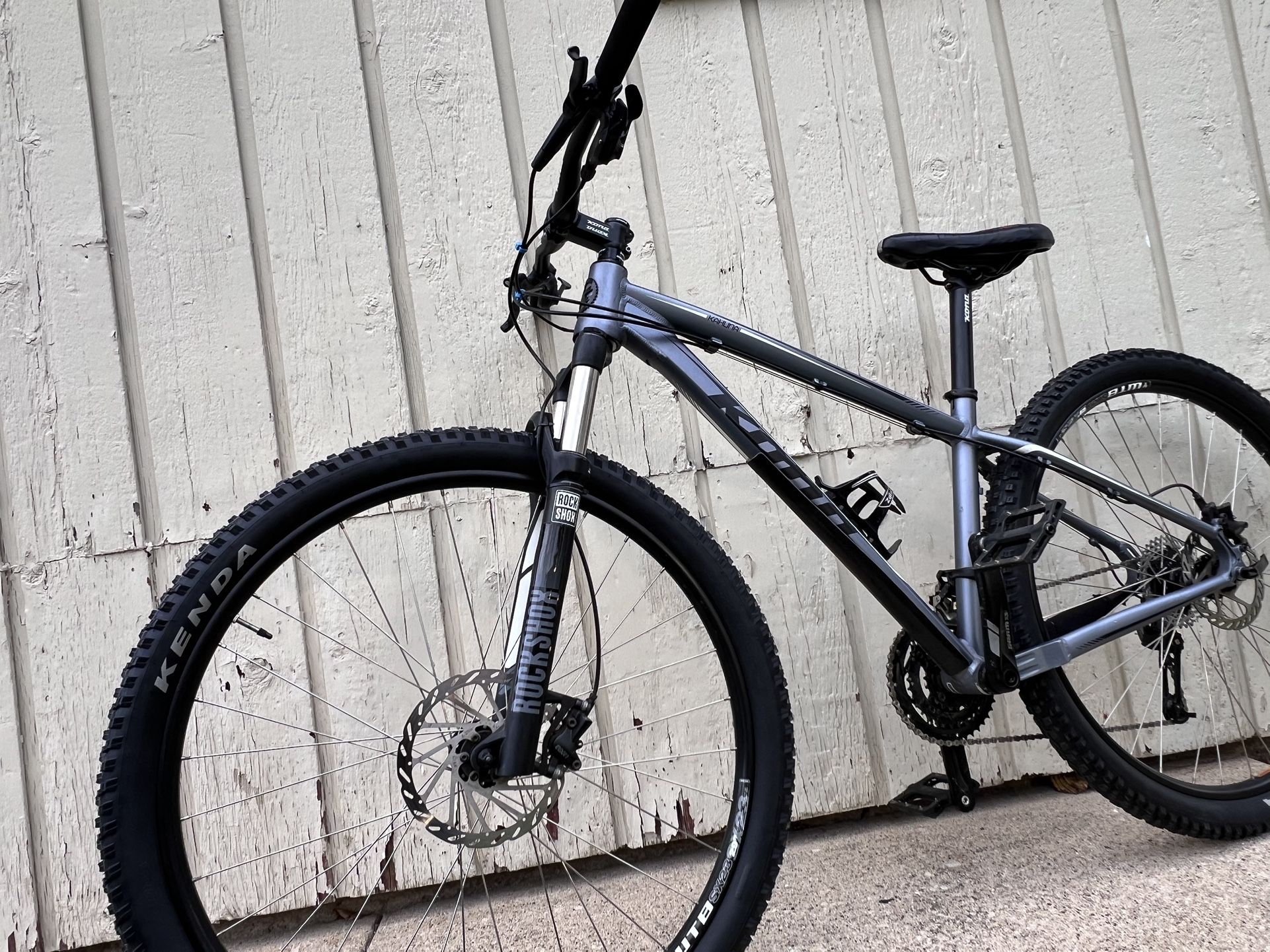 SELLING FOR CHEAP MEDIUM SIZE Kona Kahuna 29 hardtail. Retail Value $1,199