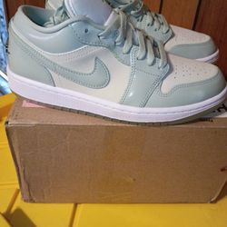 Seafoam Green Nike  Air Jordans Size 8.5 Womans