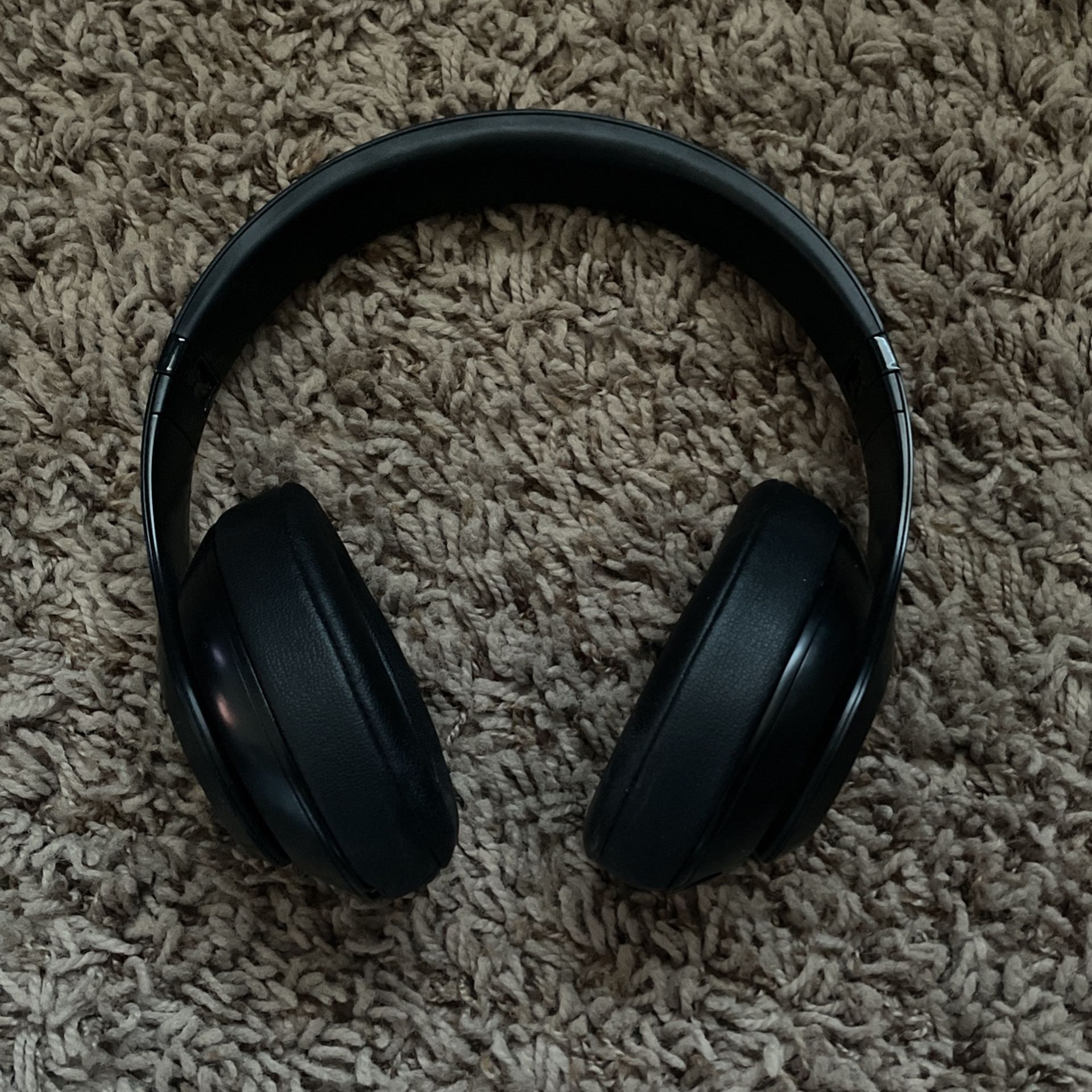 NO BOX!!! Beats Studio pro wireless Noise canceling. Got them as a gift but i have better beats they go for $250 so i want $150