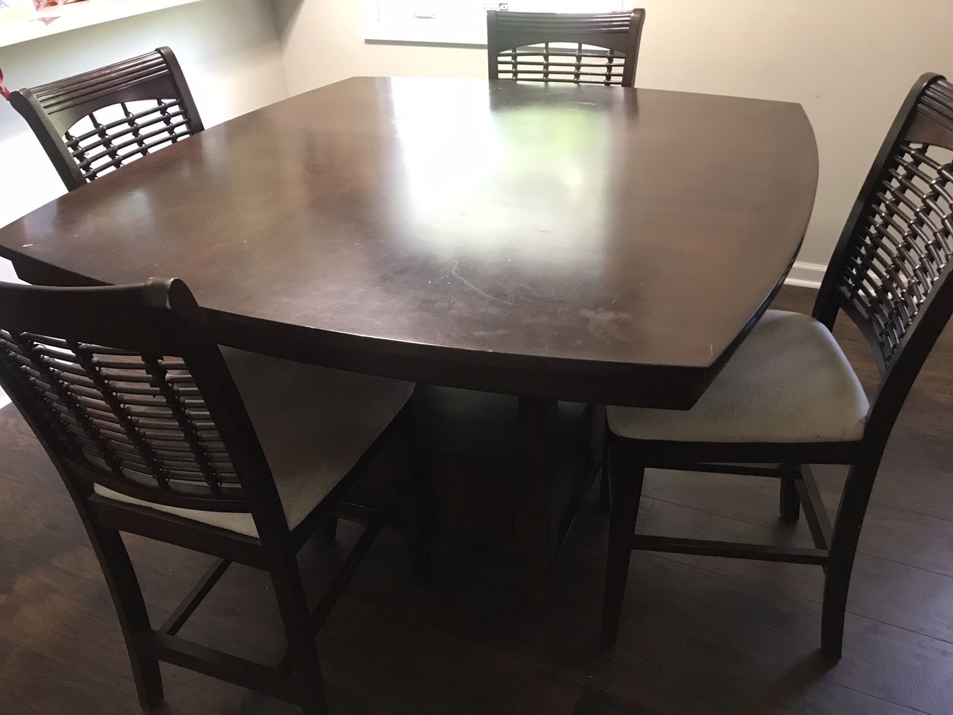 Kitchen table /w 4 chairs to match. 100.00 or Best Offer! We are moving need to sell