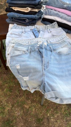 Se venden pantalones y shorts de mujer size 5/7/8/9. Perfecto estado todos por $25 Son 30 piezas