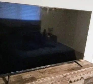Hisense 40" Class 1080p FHD LED LCD Roku Smart TV H4030F Series (40H4030F1). Excellent condition.