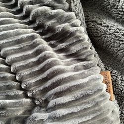 Comforter set By UGG