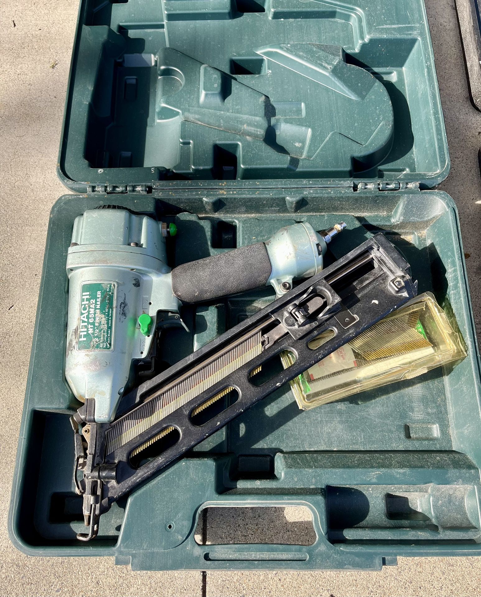 Hitatchi 15 Gauge Angled Finish Nailer